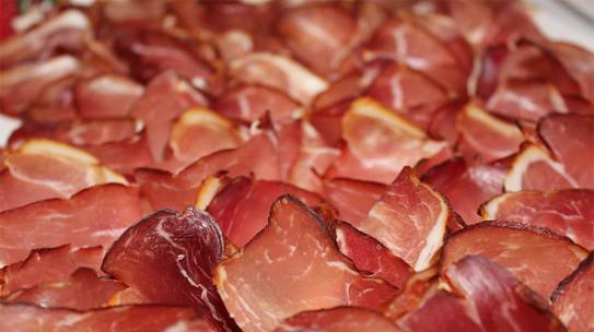 Crescono i consumi di salumi, ma il settore suinicolo rischia crisi